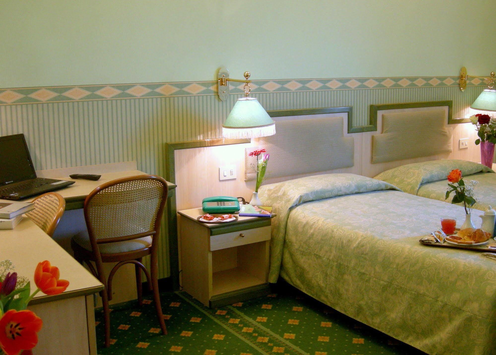 Buenos Aires Hotel Milan Bagian luar foto